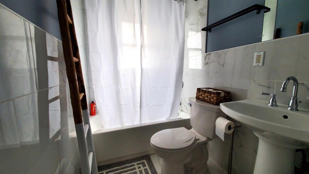 The Blue Sapphire 2Br 2 King Beds & Ample Backyard Apartment Bridgeport Exterior photo