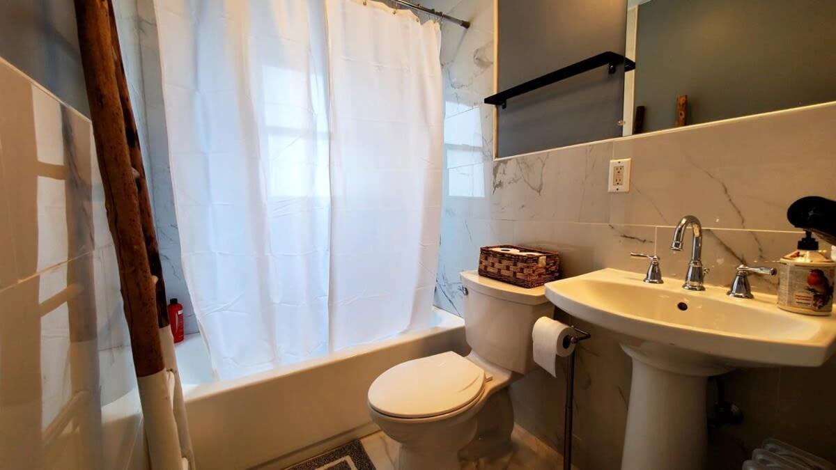 The Blue Sapphire 2Br 2 King Beds & Ample Backyard Apartment Bridgeport Exterior photo